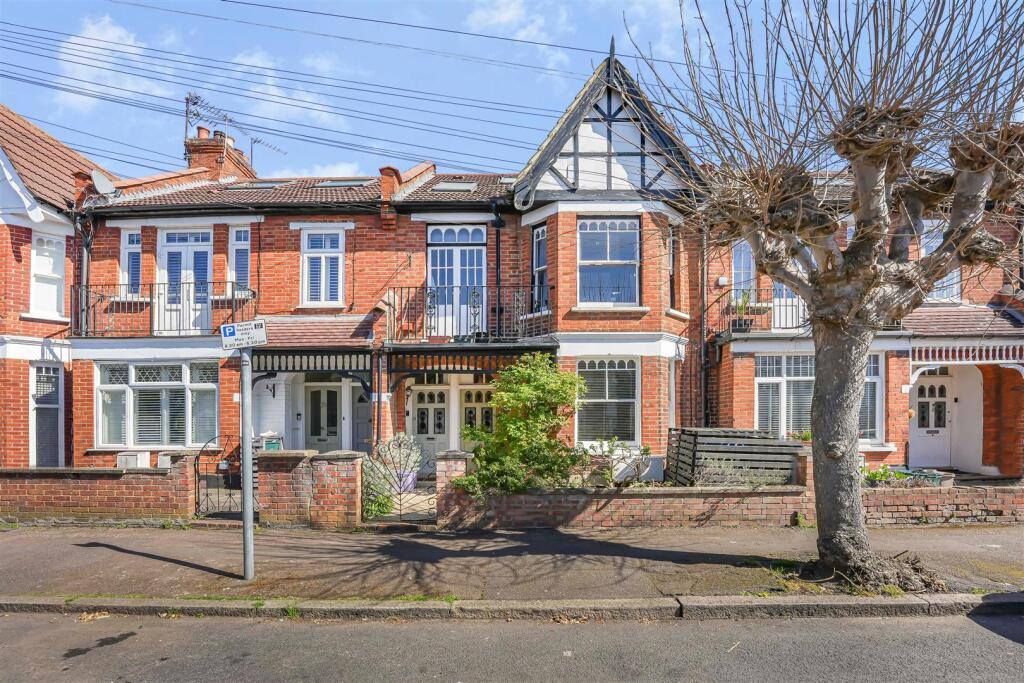 Oxford Avenue, Raynes Park